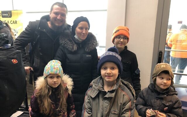 La famille Gershman à l'aéroport Iasi, en Roumanie, le 3 mars 2022 (Times of Israel)