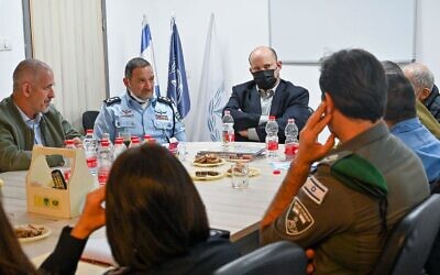 Le Premier ministre Naftali Bennett rencontre des responsables de la sécurité après une attaque terroriste meurtrière à Hadera, le 27 mars 2022 (Crédit : Kobi Gideon/GPO).