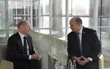 Le chancelier allemand Olaf Sholz (à gauche) et le Premier ministre Naftali Bennett à Yad Vashem, le 2 mars 2022. (Crédit : Kobi Gideon/GPO)