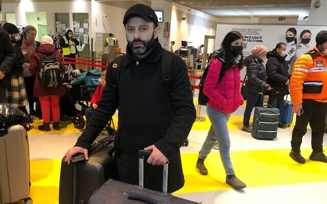 Eliezer Stefansky à l'aéroport Iasi, en Roumanie, le 3 mars 2022 (Times of Israel)
