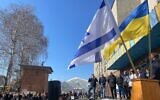 Des drapeaux ukrainiens et israéliens sont hissés lors de la cérémonie d’ouverture d’un hôpital de campagne israélien à Mostyska, en Ukraine, le 22 mars 2022. (Crédit : Carrie Keller Lynn/Times of Israël)