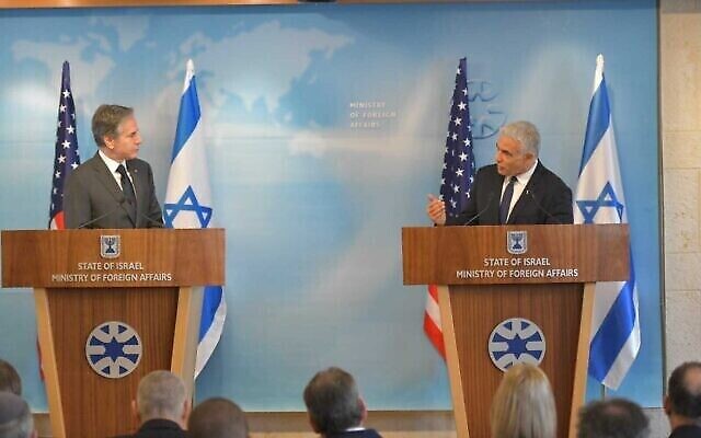 Le Secrétaire d’État américain Antony Blinken (à gauche) et le ministre des Affaires étrangères Yair Lapid (à droite) lors d’une conférence de presse à Jérusalem, le 27 mars 2022 (Crédit : ministère des Affaires étrangères) Le Secrétaire d’État américain Antony Blinken (à gauche) et le ministre des Affaires étrangères Yair Lapid (à droite) lors d’une conférence de presse à Jérusalem, le 27 mars 2022 (Crédit : ministère des Affaires étrangères)
