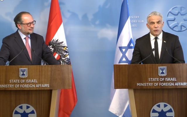Le ministre des Affaires étrangères Yair Lapid, à droite, lors d'une déclaration conjointe avec son homologue autrichien Alexander Schallenberg au ministère des Affaires étrangères de Jérusalem, le 30 mars 2022. (Capture d'écran/GPO feed) Le ministre des Affaires étrangères Yair Lapid, à droite, lors d'une déclaration conjointe avec son homologue autrichien Alexander Schallenberg au ministère des Affaires étrangères de Jérusalem, le 30 mars 2022. (Capture d'écran/GPO feed)