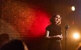 Midge en tournée dans la saison 3 de "The Marvelous Mrs. Maisel". (Crédit : Autorisation)