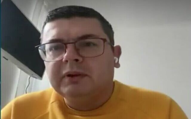 Capture d'écran d'une vidéo d'Oleksandr Merezhko, président de la commission de la politique étrangère et de la coopération interparlementaire du parlement ukrainien, lors d'un entretien avec le site Web Ynet, le 9 mars 2022. (Crédit : Ynet)
