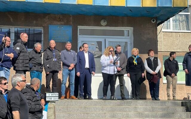 Personnel médical, représentants des gouvernements ukrainien et israélien et patients sont photographiés à l’hôpital de campagne israélien de Mostyska, en Ukraine, qui a ouvert ses portes le 22 mars 2022. (Crédit : Carrie Keller-Lynn/The Times of Israel)