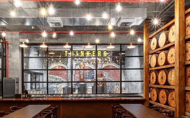 L'alambic Thinkers Distillery et le centre d'accueil des visiteurs du marché Mahane Yehuda à Jérusalem. (Crédit : Avec l'aimable autorisation de Thinkers)