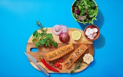 La start-up israélienne Plantish fabrique des filets de saumon à base de plantes, imprimés en 3D. (Crédit : Afik Gabay)