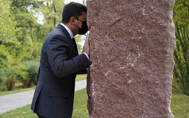 Le président ukrainien Volodymyr Zelensky commémore les victimes de la Shoah au Centre commémoratif de la Shoah de Babi Yar à Kiev, en Ukraine, en avril 2021. (Crédit : Avec l'aimable autorisation du Centre commémoratif de la Shoah de Babi Yar via la JTA)