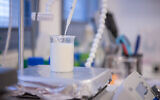 La start-up israélienne Remilk utilise un processus de fermentation à base de levures pour produire des protéines de lait sans animaux qui, aux dires de la société, ont le même goût et la même qualité que les protéines de lait issues des vaches, le tout sans lactose ni cholestérol ou d'hormones de croissance. (Crédit : Remilk)