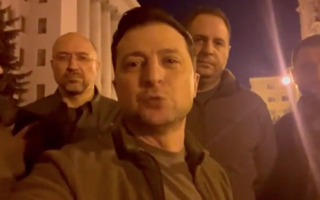 Le président ukrainien Volodymyr Zelensky publie une vidéo de lui-même et de son équipe devant le siège présidentiel à Kiev le 25 février 2022. (Crédit : Capture d'écran/Twitter) Le président ukrainien Volodymyr Zelensky publie une vidéo de lui-même et de son équipe devant le siège présidentiel à Kiev le 25 février 2022. (Crédit : Capture d'écran/Twitter)