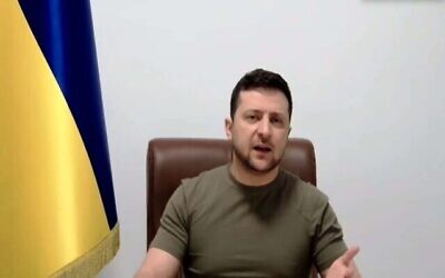 Le président ukrainien Volodymyr Zelensky lors d’une réunion virtuelle de la Conférence des présidents des principales organisations juives américaines le 7 mars 2022. (Capture d’écran via JTA)