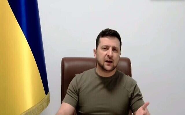 Le président ukrainien Volodymyr Zelensky lors d’une réunion virtuelle de la Conférence des présidents des principales organisations juives américaines le 7 mars 2022. (Capture d’écran via JTA) Le président ukrainien Volodymyr Zelensky lors d’une réunion virtuelle de la Conférence des présidents des principales organisations juives américaines le 7 mars 2022. (Capture d’écran via JTA)