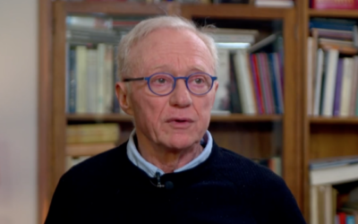 L’auteur David Grossman lors d'une interview avec la Treizième chaîne, diffusée le 19 mars 2022. (Screenshot/Channel 13)
