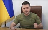 Le président ukrainien Volodymyr Zelensky s'adresse depuis Kiev, en Ukraine, aux parlementaires de la Knesset, le 20 mars 2022. (Crédit : Capture d'écran/YouTube)
