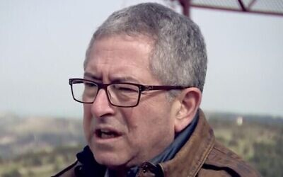 Zohar Palti s’entretient avec la Treizième chaîne dans une interview diffusée le 25 mars 2022. (Crédit : Capture d’écran de la Treizième chaîne)