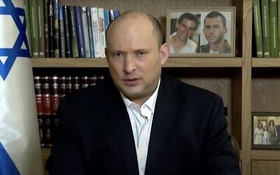 Le Premier ministre Naftali Bennett s’exprime dans une déclaration vidéo diffusée le 30 mars 2022. (Crédit : Capture d’écran/YouTube)