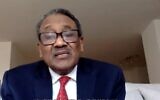 Capture d'écran d'une vidéo de l'ambassadeur soudanais déchu aux États-Unis, Noureddine Sati, lors d'une interview avec le radiodiffuseur public Kan, le 13 mars 2022. (Crédit : Twitter)
