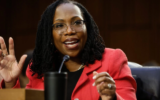 La juge nommée à la Cour suprême des États-Unis, Ketanji Brown Jackson, témoigne lors de son audience de confirmation devant le Comité judiciaire du Sénat dans l'aile Hart du Sénat, sur Capitol Hill, le 22 mars 2022. (Crédit : Chip Somodevilla/Getty Images)