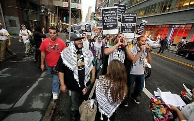 Illustration : Des palestiniens et groupes juifs de gauche organisant une marche appelant à mettre fin à l’aide américaine à Israël, à l’occupation et à soutenir le boycott, le désinvestissement et les sanctions (BDS) contre Israël, de Times Square au bâtiment des Nations unies, à New York, le 15 septembre 2011. (Crédit : David Karp/AP)