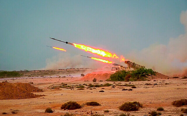 Photo d'illustration : Des missiles tirés lors d'un exercice militaire des Gardiens iraniens de la révolution, le 28 juillet 2020. (Crédit : Sepahnews via AP) Photo d'illustration : Des missiles tirés lors d'un exercice militaire des Gardiens iraniens de la révolution, le 28 juillet 2020. (Crédit : Sepahnews via AP)