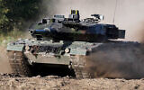 Photo d'illustration : Un tank Leopard 2 pendant une démonstration de l'armée allemande près de Hannovre, le 28 septembre 2021. (Crédit : AP Photo/Michael Sohn, file)
