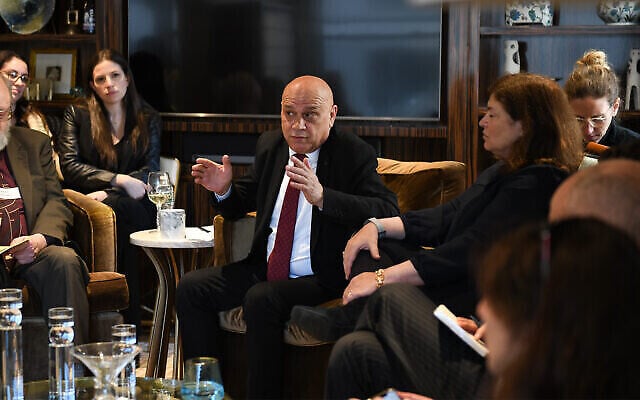 Le ministre de la Coopération régionale, Esawi Frej, s’adresse aux représentants de la communauté juive à New York, le 29 mars 2022. (Crédit : Gili Getz)