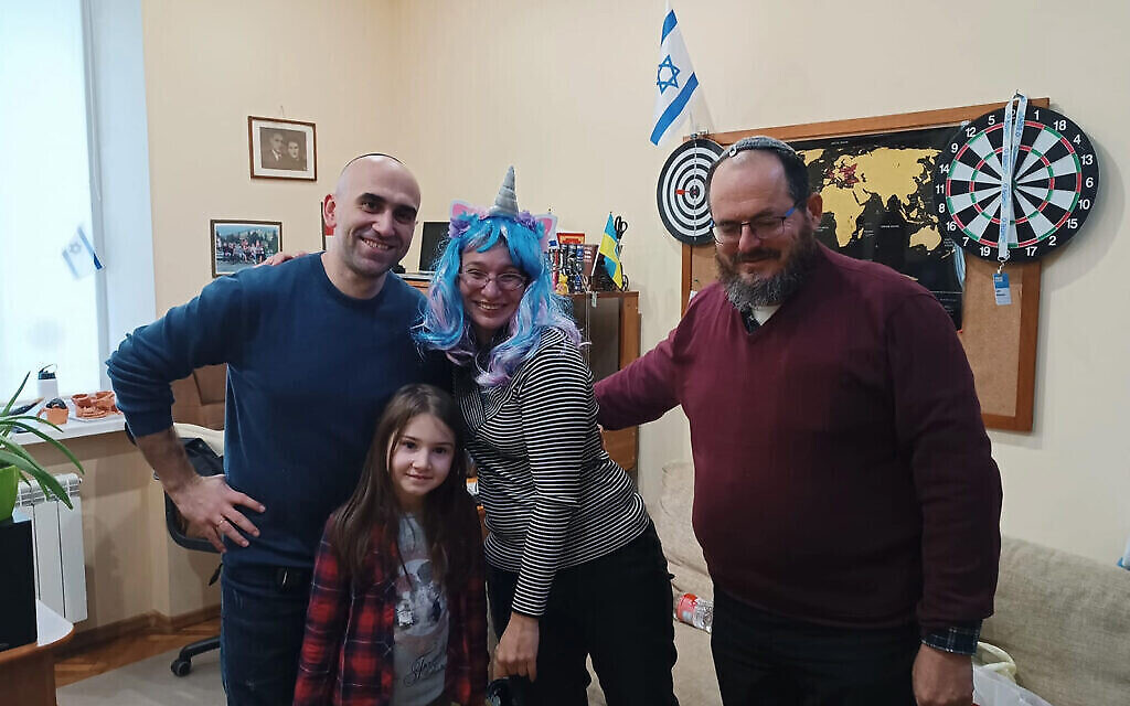 La rabbine, Irina Gritsevskaya, avec la perruque de licorne, s’est rendue à Chernivtski, en Ukraine, pour Pourim malgré la guerre, le 16 mars 2022. (Facebook via la JTA)