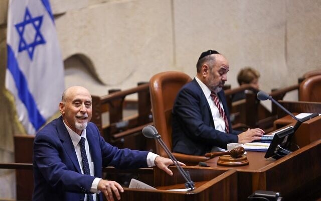Le député bleu et blanc Alon Tal à la Knesset le 30 juin 2021. (Crédit : Noam Moskowitz/Knesset) Le député bleu et blanc Alon Tal à la Knesset le 30 juin 2021. (Crédit : Noam Moskowitz/Knesset)