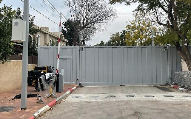 L'un des trois murs métalliques fermant les rues menant au domicile du Premier ministre à Ra'anana, le 13 janvier 2022. (Carrie Keller-Lynn/Times of Israel) L'un des trois murs métalliques fermant les rues menant au domicile du Premier ministre à Ra'anana, le 13 janvier 2022. (Carrie Keller-Lynn/Times of Israel)