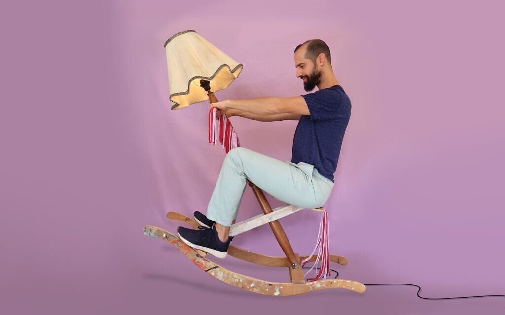 Yotam Shifroni sur son cheval à bascule 'Sees & Soos', faisant partie de l'exposition « Very Mature » à Holon, ouverture le 19 février 2022 (Crédit: Avec l'aimable autorisation de Studio Knob)