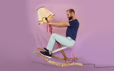 Yotam Shifroni sur son cheval à bascule 'Sees & Soos', faisant partie de l'exposition « Very Mature » à Holon, ouverture le 19 février 2022 (Crédit: Avec l'aimable autorisation de Studio Knob)