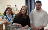 Hani Kochav-Lev, au centre, et son mari Eliezer, avec leur nouveau bébé et l'infirmière Renanit Berman au centre médical Shaare Zedek (Crédit: avec l'aimable autorisation du centre médical Shaare Zedek)