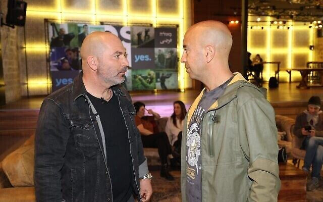 Les cocréateurs de 'Fauda'Lior Raz (à gauche) et Avi Issacharoff lors d'une conférence de presse pour la quatrième saison de "Fauda", le 6 mars 2022. (Autorisation :  Rafi Daluya)
