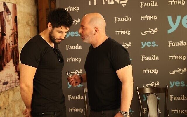 La star et le créateur de "Fauda" Lior Raz, à droite, avec  Idan Amedi  lors d'une conférence de presse pour la quatrième saison de "Fauda", le 6 mars 2022. (Autorisation :  Rafi Daluya)