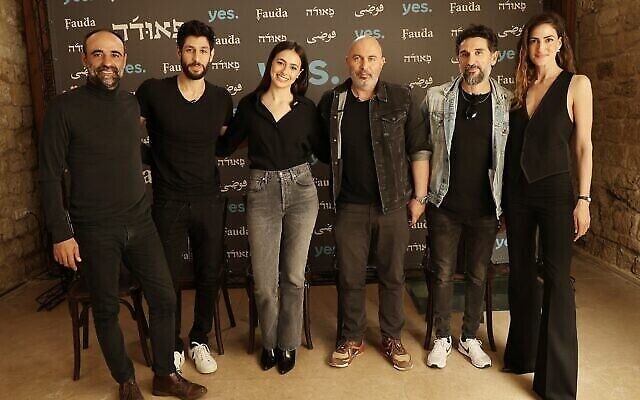 De gauche à droite : Yaakov Zada Daniel, Idan Amedi, Lucy Ayoub, Lior Raz, Doron Ben-David et Rona-Lee lors d'une conférence de presse pour la quatrième saison de "Fauda", le 6 mars 2022. (Autorisation : Rafi Daluya)