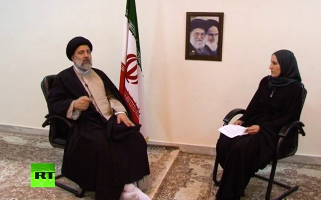 Catherine Perez-Shakdam, citoyenne française d'origine juive, s'entretient avec le futur président iranien Ebrahim Raissi à Mashad en mai 2017. (Capture d'écran : Russia Today) Catherine Perez-Shakdam, citoyenne française d'origine juive, s'entretient avec le futur président iranien Ebrahim Raissi à Mashad en mai 2017. (Capture d'écran : Russia Today)