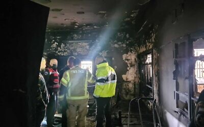 Un feu d'appartement à Yarka qui a entraîné la mort de deux personnes âgées, le 13 mars 2022. (Crédit : Services d'incendies et des secours israéliens)