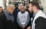 Le ministre des Affaires étrangères Yair Lapid au poste-frontière de Siret entre la Roumanie et l'Ukraine, le 13 mars 2022. (Crédit : Government Press Office)