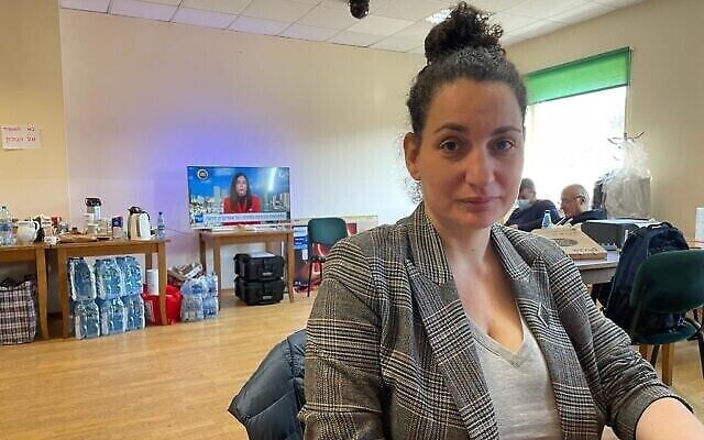 Alex Ben Ari, porte-parole de l’ambassade d’Israël en Ukraine, à la mission de l’ambassade à Przemyśl, Pologne, le 14 mars 2022. (Carrie Keller-Lynn/The Times of Israel)