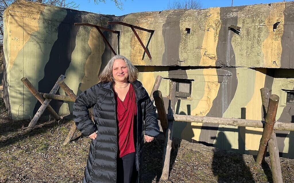 Simona Halperin, ambassadrice israélienne par intérim en Ukraine, à la mission de l’ambassade à Przemyśl, en Pologne, le 14 mars 2022. (Carrie Keller-Lynn/Times of Israel)