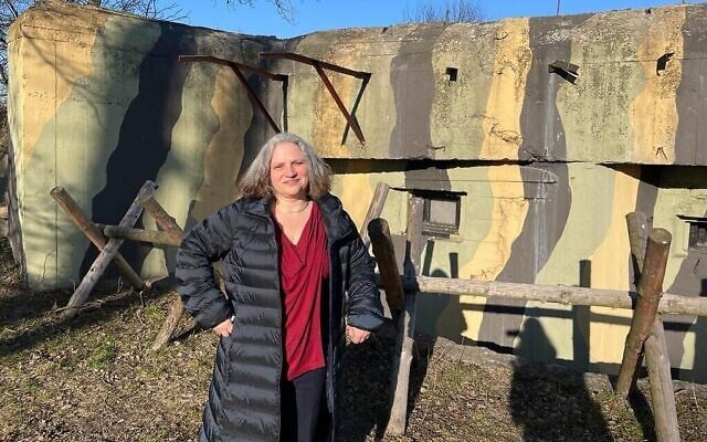 Simona Halperin, ambassadrice israélienne par intérim en Ukraine, à la mission de l’ambassade à Przemyśl, en Pologne, le 14 mars 2022. (Carrie Keller-Lynn/Times of Israel)