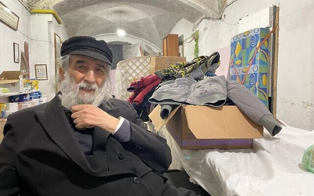 Meylakh Sheykhet, leader laïc de la communauté Turei Zehav, Lviv, Ukraine, 16 mars 2022. (Crédit : Carrie Keller-Lynn/ Times of Israel)
