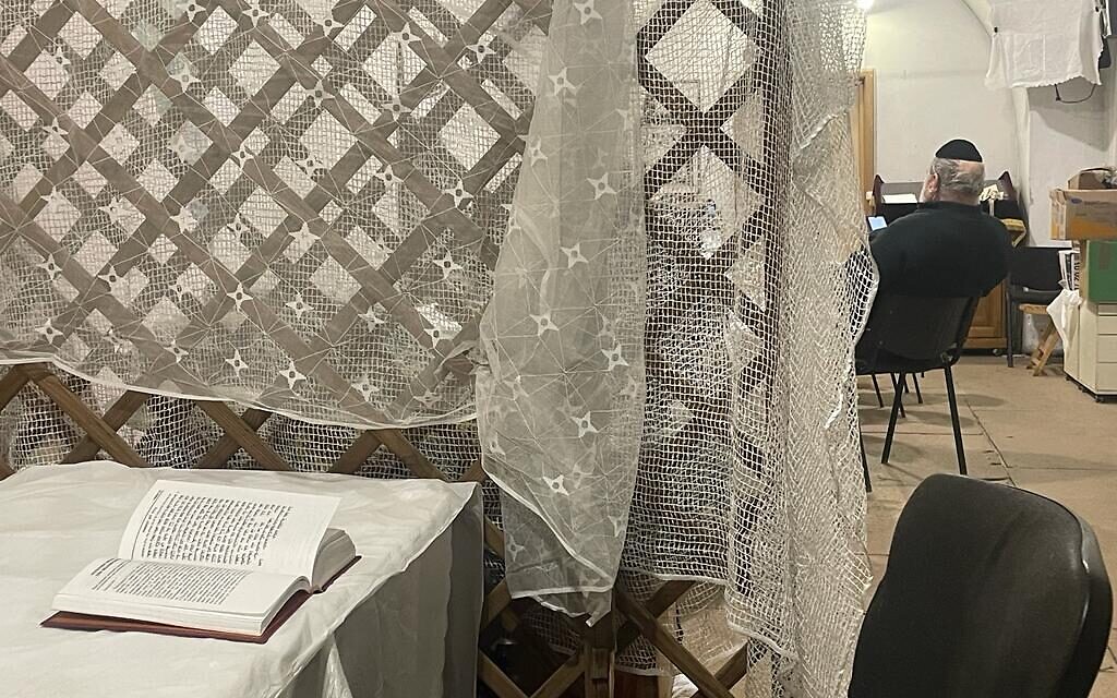 Derrière la mechitza lors de la lecture de la meguila de la communauté Turei Zehav, à Lviv, Ukraine, le 16 mars 2022. (Crédit : Carrie Keller-Lynn/ Times of Israel)