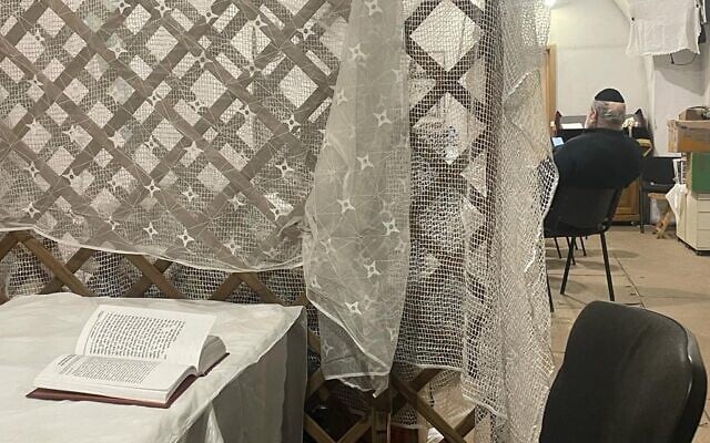 Derrière la mechitza lors de la lecture de la meguila de la communauté Turei Zehav, à Lviv, Ukraine, le 16 mars 2022. (Crédit : Carrie Keller-Lynn/ Times of Israel)