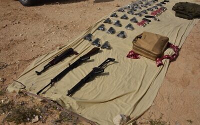 Les armes saisies par les forces de sécurité pendant une tentative de trafic d'armes à la frontière avec la Jordanie, le 11 mars 2022. (Crédit : Police israélienne)