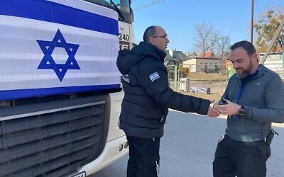 Les logisticiens du Sheba Medical Center Yehuda Katzura à gauche, et Alexey Tsiboulski à l'hôpital de campagne israélien en cours de construction à Mostyska, en Ukraine, le 19 mars 2022. (Crédit : Carrie Keller-Lynn/Times of Israel)