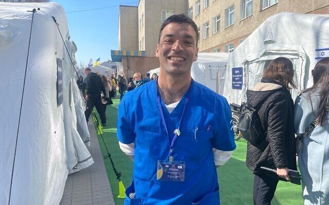 Le Dr Adam Lee Goldstein, chef de l'unité de chirurgie traumatologique au Centre médical Wolfson d’Holon, est photographié à l’hôpital de campagne israélien  de Mostyska, en Ukraine, qui a ouvert ses portes le mardi 22 mars 2022 dans l'après-midi. (Crédit : Carrie Keller-Lynn/The Times of Israel)