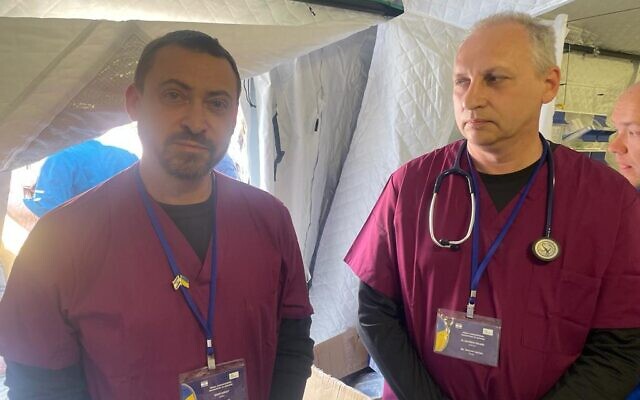 Sergey Mazis (infirmier, à gauche) et le Dr Eduard Zalyesov à l’hôpital de campagne israélien de Mostyska, en Ukraine, qui a ouvert ses portes le mardi après-midi 22 mars 2022. (Crédit : Carrie Keller-Lynn/The Times of Israel)