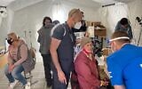 Personnel médical, représentants des gouvernements ukrainien et israélien et patients sont photographiés à l’hôpital de campagne israélien de Mostyska, en Ukraine, qui a ouvert ses portes le 22 mars 2022. (Crédit : Carrie Keller-Lynn/The Times of Israel)